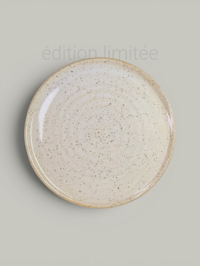 Assiette en grès beige